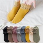 ȘOSETE DIN BUMBAC NATURAL CU MODEL ELEGANT DE DANTELĂ